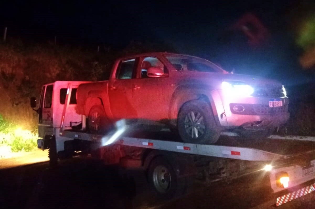 Cinco suspeitos fogem após abandonar caminhonete clonada com armas e munições em MG