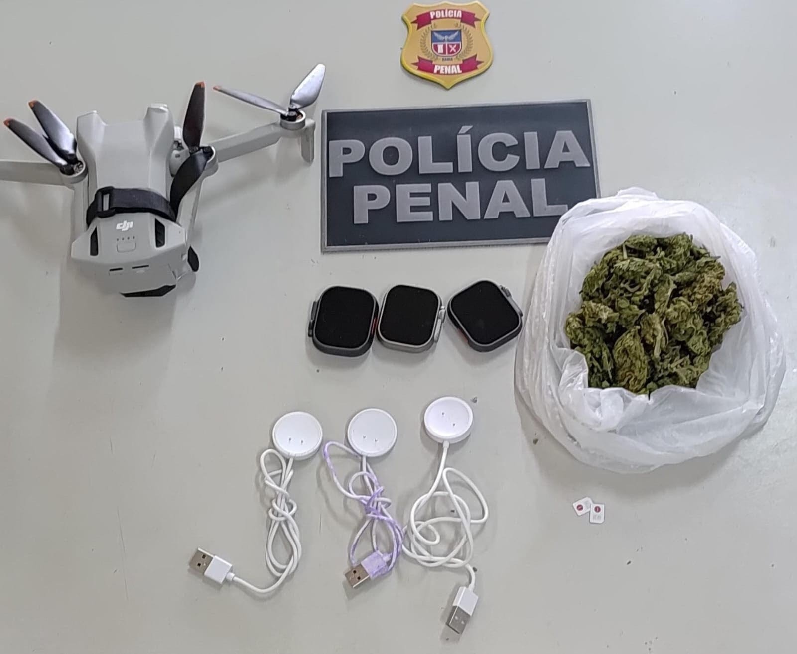 Drone é apreendido ao tentar levar smartwatches, chips e drogas para presídio em Salvador