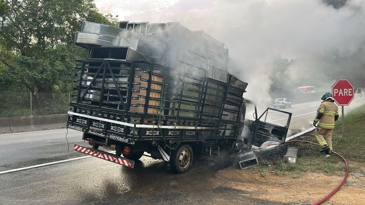 Caminhão pega fogo e interdita a Via Dutra, em Piraí