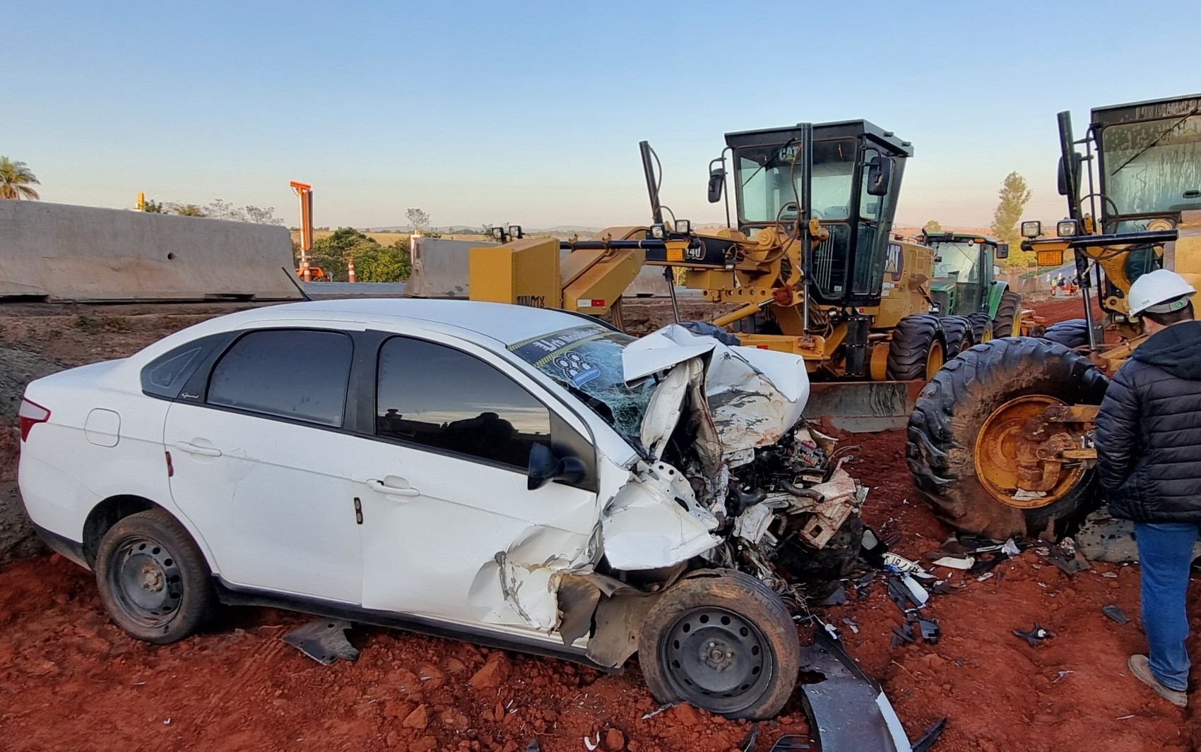 Motorista fica ferido após bater em máquina de obra na MG-050, em Passos