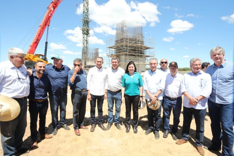 Ao centro, ministro Waldez G&oacute;es (5&ordm; da esquerda para a direita), governador Eduardo Riedel e ministra Simone Tebet com outras autoridades durante visita ao canteiro de obras da ponte da Rota Bioce&acirc;nica em Porto Murtinho. &mdash; Foto: Saul Schramm/Governo de MS