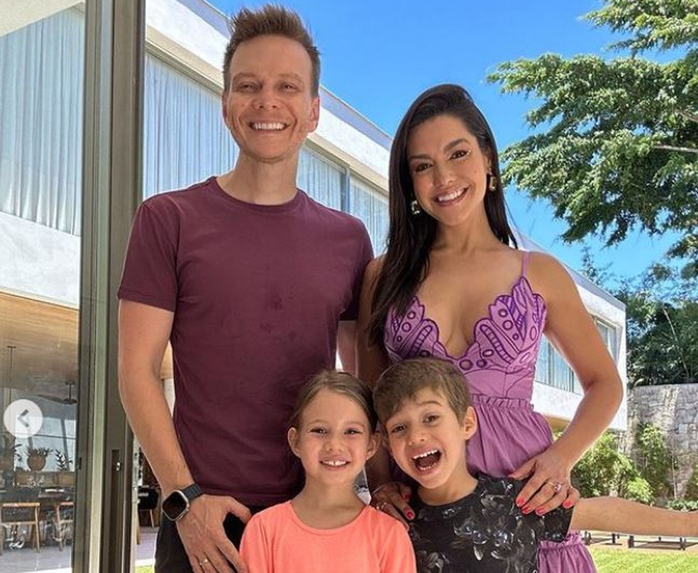 Michel Teló ao lado da família na área externa da mansão carioca — Foto: Reprodução/ redes sociais