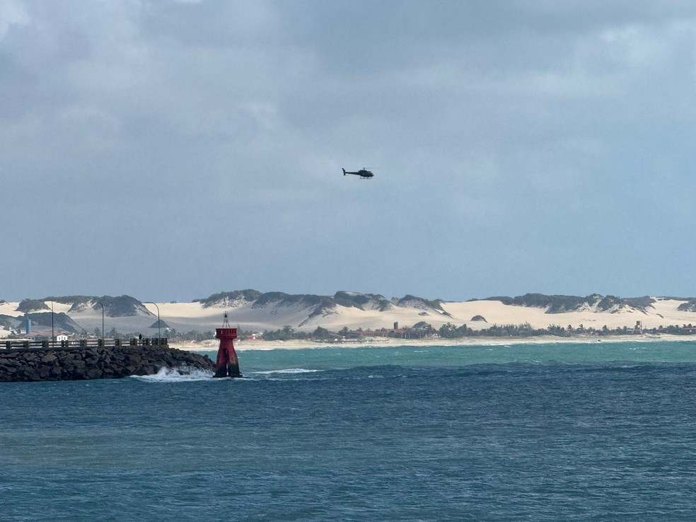Helicóptero atua em busca por militar que desapareceu em praia de Natal — Foto: Sérgio Henrique Santos/Inter TV Cabugi