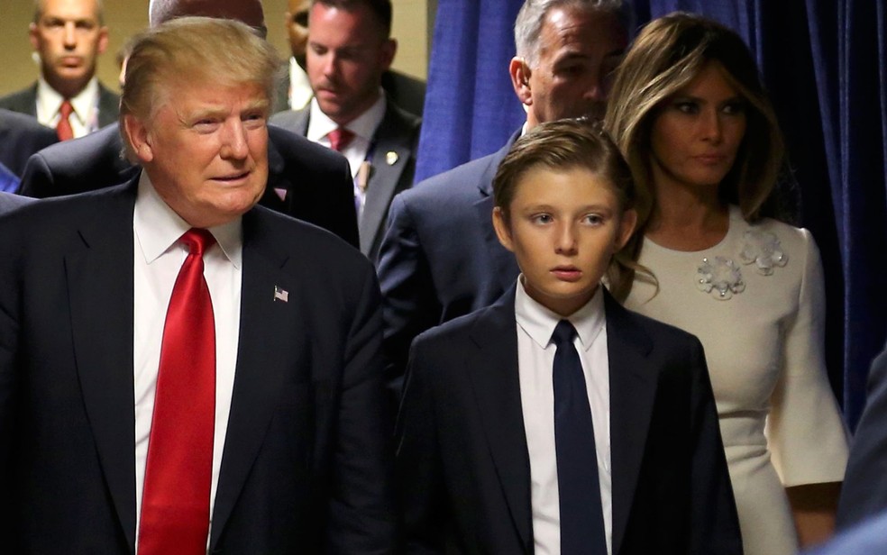 Donald Trump chega à convenção nacional republicana com sua mulher, Melania, e o filho deles, Barron, em Cleveland, Ohio. — Foto: Reuters/Aaron Josefczyk
