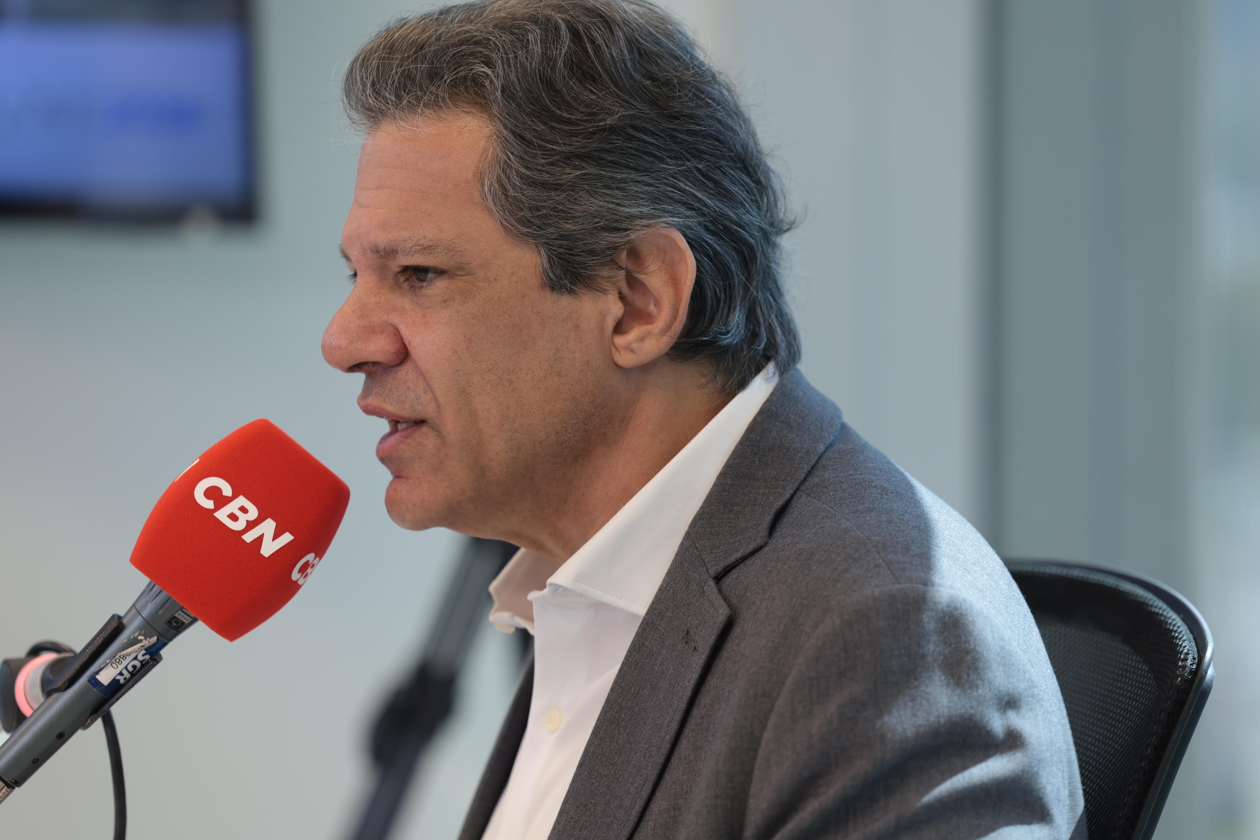 'Não posso obrigar uma mulher a ser vice', diz Haddad em sabatina