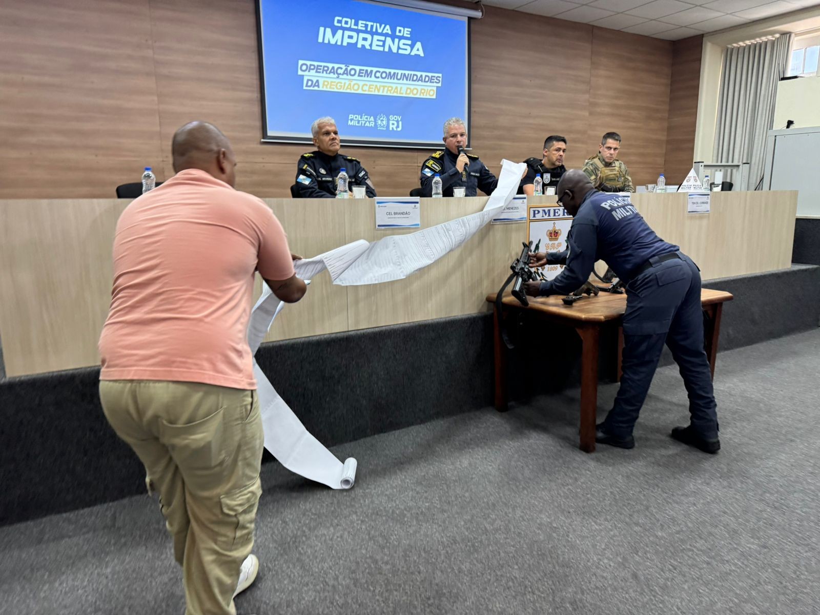 Morador feito refém morre em operação no Morro dos Prazeres, e PM diz que matou 6 bandidos na casa dele; mulher foi resgatada