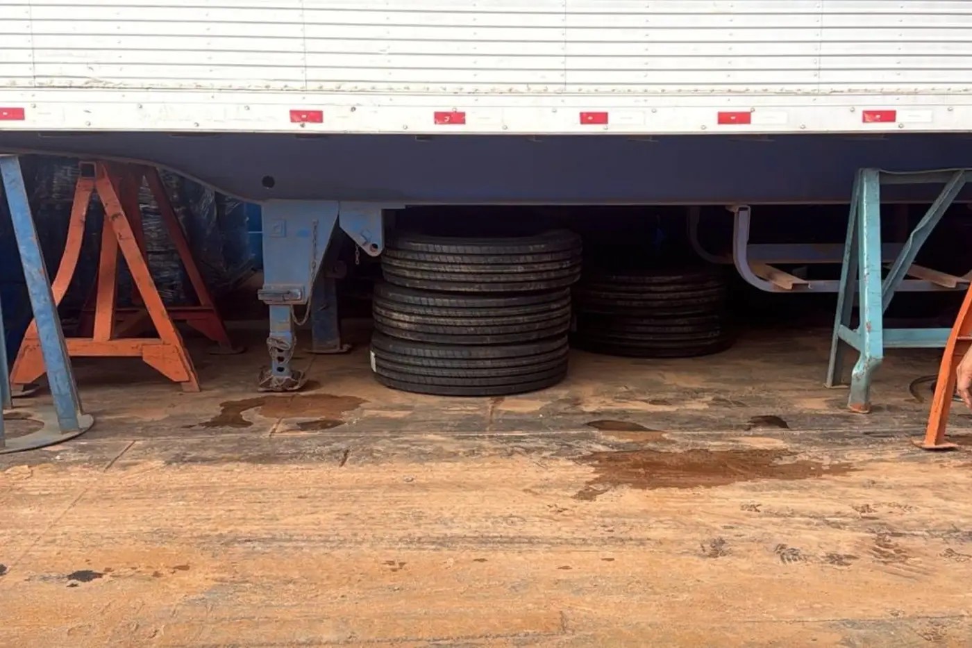 Sefa apreende carga de pneus avaliada em R$ 260 mil durante fiscalização portuária em Santarém