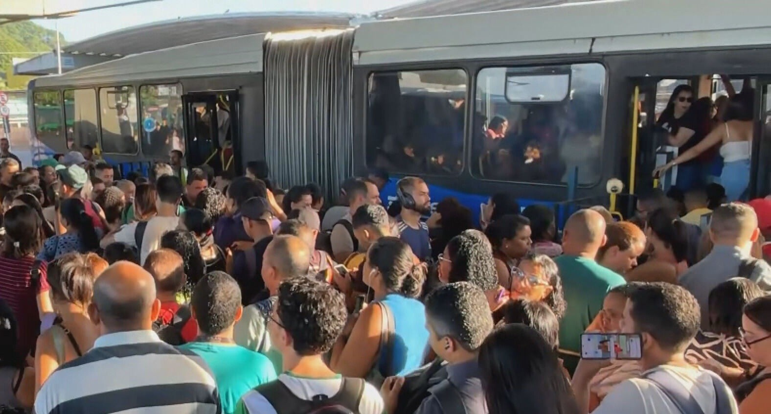 Linha Centro do Metrô do Recife chega ao 2º dia sem funcionar; veja linhas de ônibus com reforço