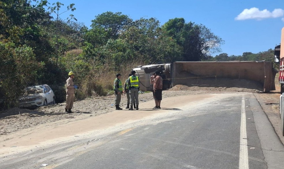 Caminhão e ônibus capotaram após acidente na GO-010, em Goiás — Foto: Divulgação/Corpo de Bombeiros