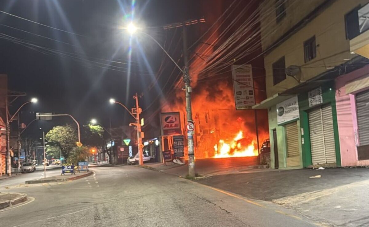 VÍDEO: Homem atinge bomba de combustível durante fuga da PM e provoca incêncido em posto na Grande BH