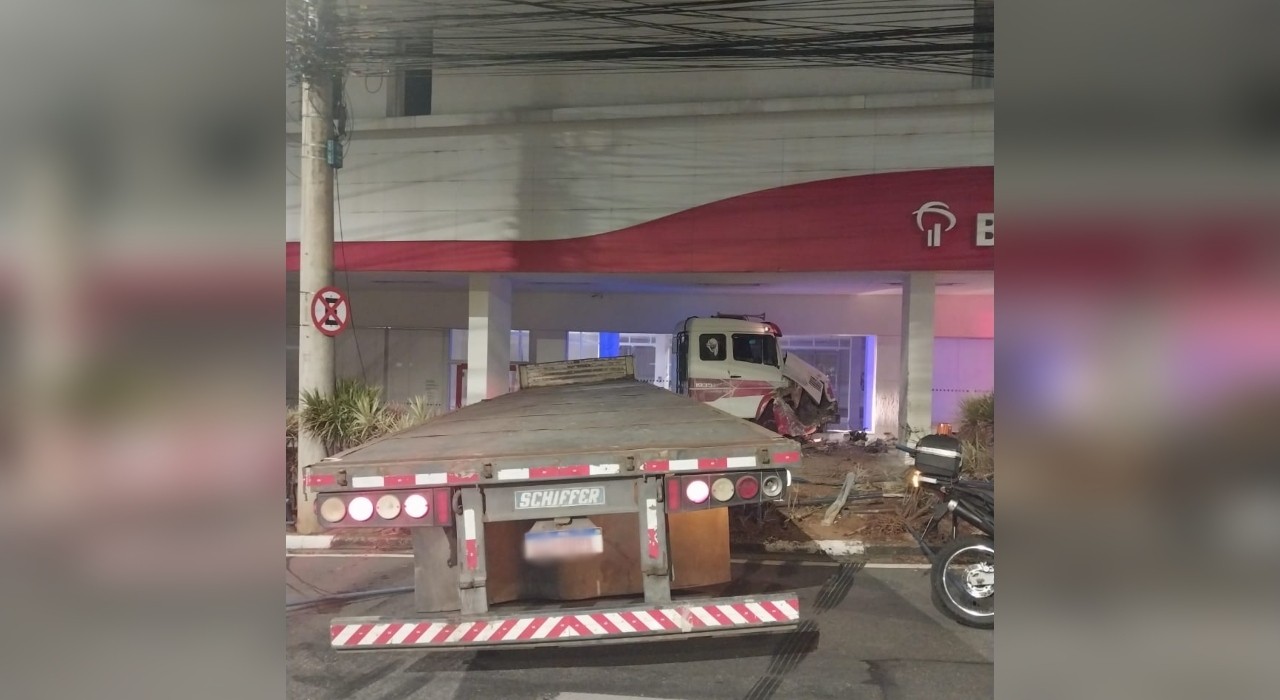 Motorista perde controle da direção e bate carreta em marquise de banco em Sorocaba