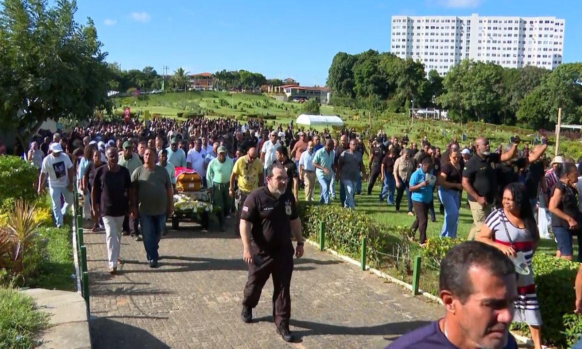 Policial civil morto em Salvador é homenageado por colegas durante enterro 