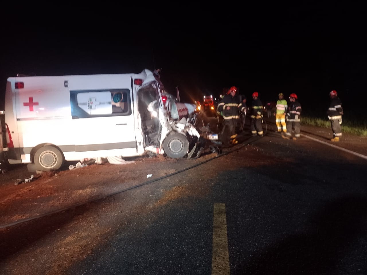 Enfermeira morre em acidente entre ambulância e carreta em Itapeva