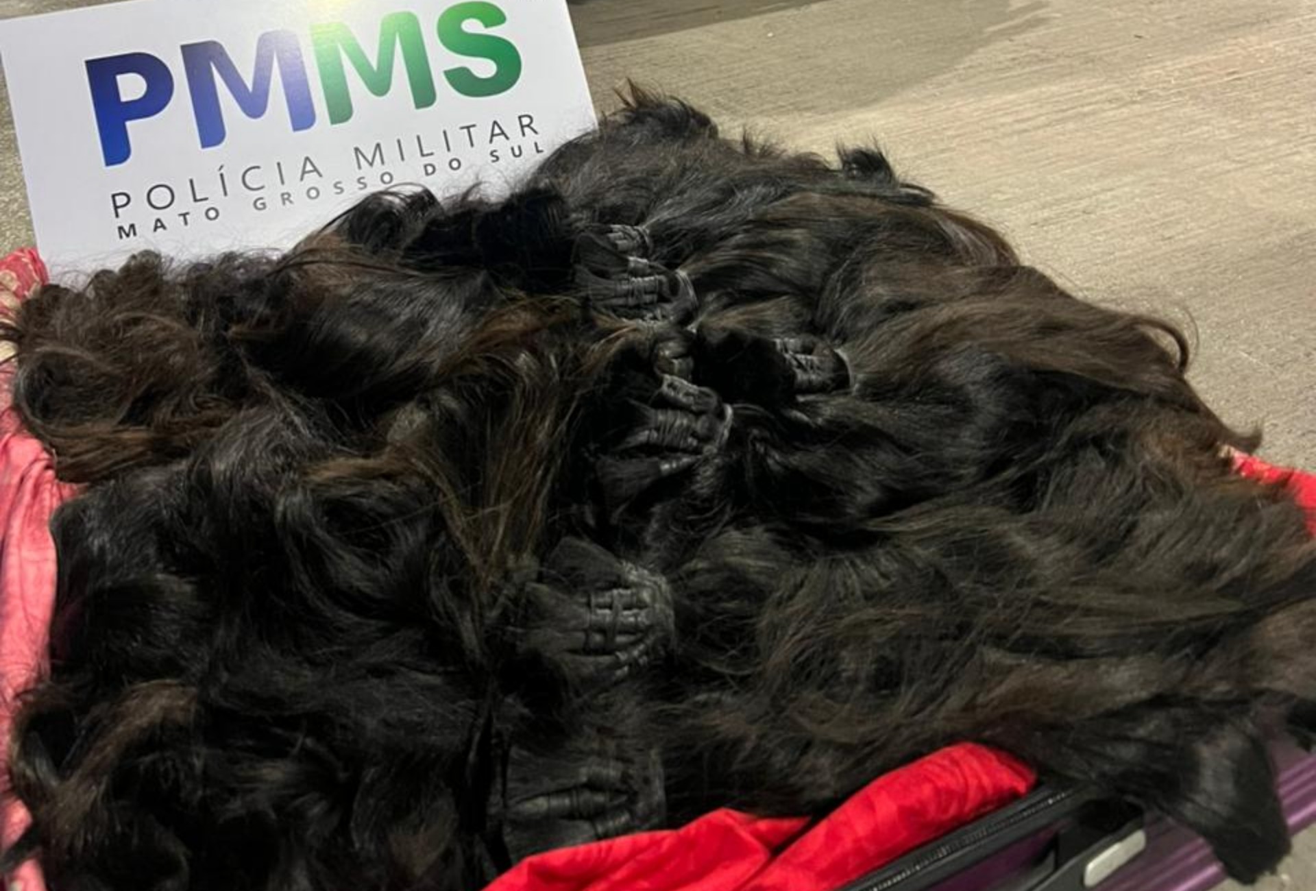 Polícia desconfia de passageira e encontra carga valiosa de cabelo humano na fronteira