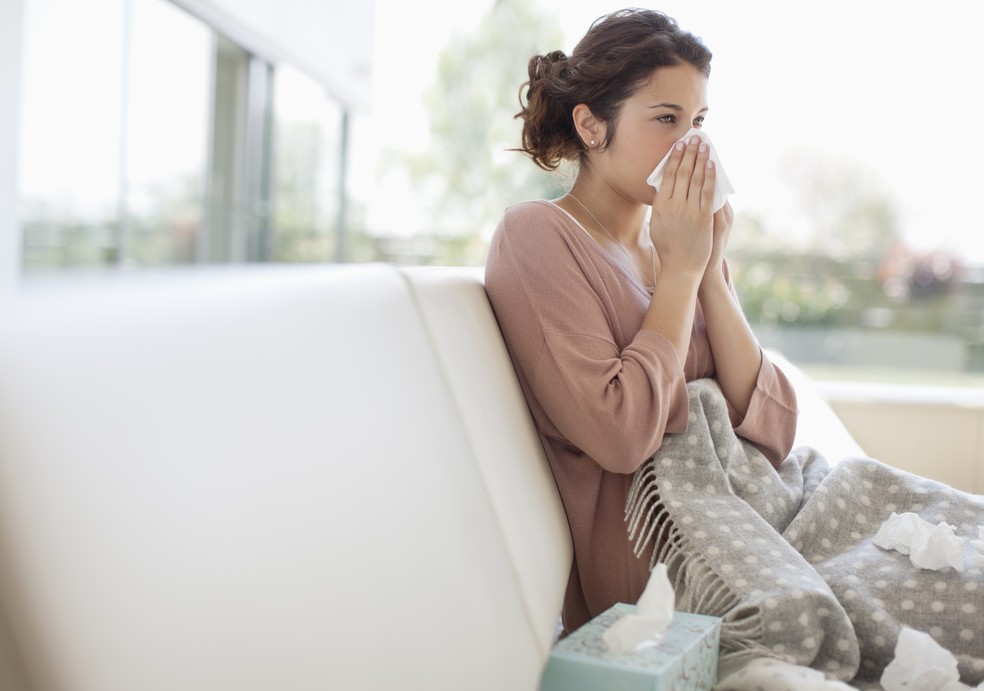 Espirro ou a congesto nasal so os primeiros sintomas que indicam se a pessoa est resfriada ou gripada  Foto: Getty Images