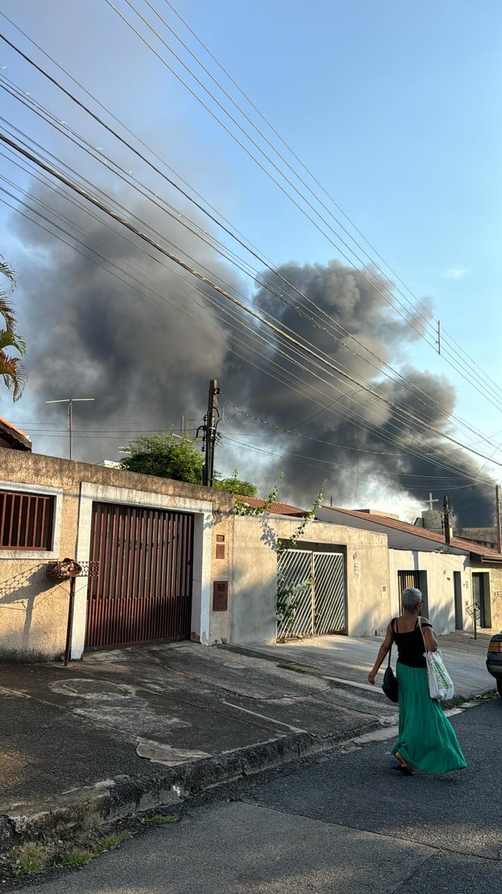 VÍDEO: fogo atinge terreno com entulhos e assusta moradores do bairro Itajaí em Campinas 