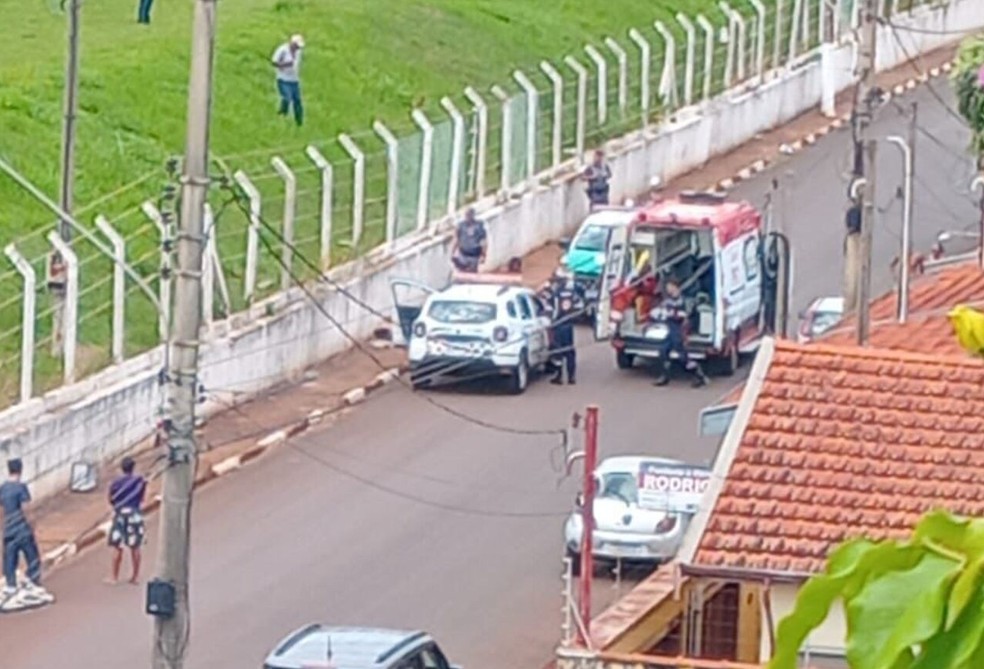 Mulher é morta a tiros em rua de Santa Cruz das Palmeiras nesta sexta-feira (28) — Foto: Gui Burguer/De olho em São José do Rio Pardo