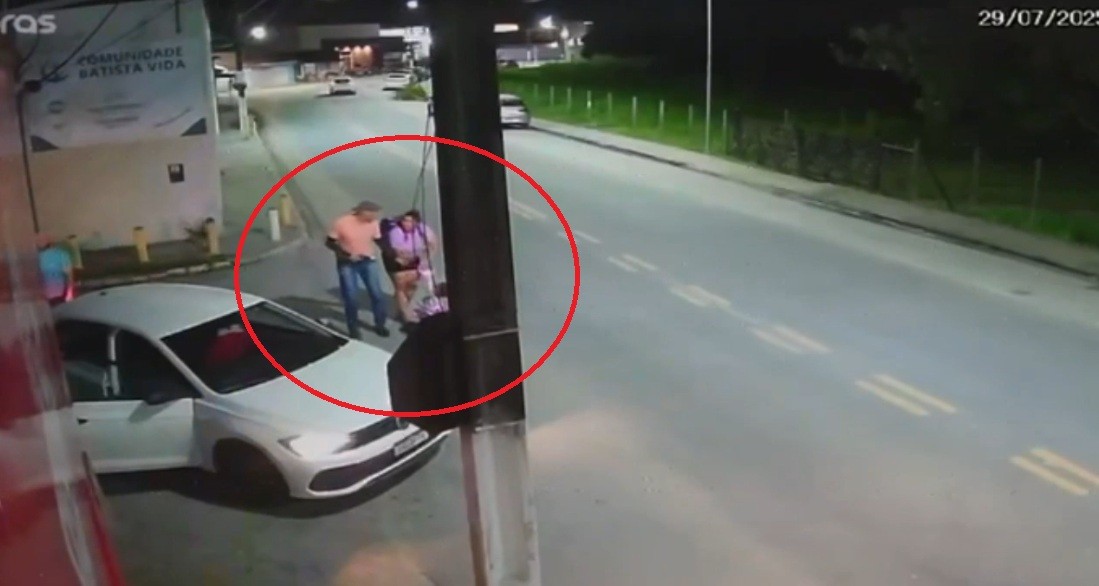 VÍDEO mostra criminosos assaltando mulher com criança antes de perseguição com a PRF em Pilar, AL