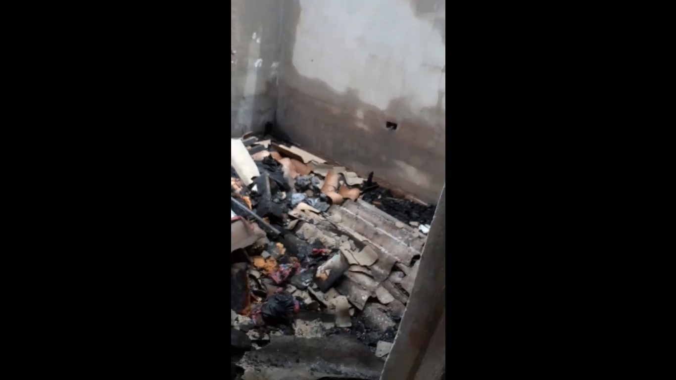 VÍDEO: Incêndio destrói parte de uma casa em Arujá; família suspeita que carregador ligado à tomada possa ter causado fogo