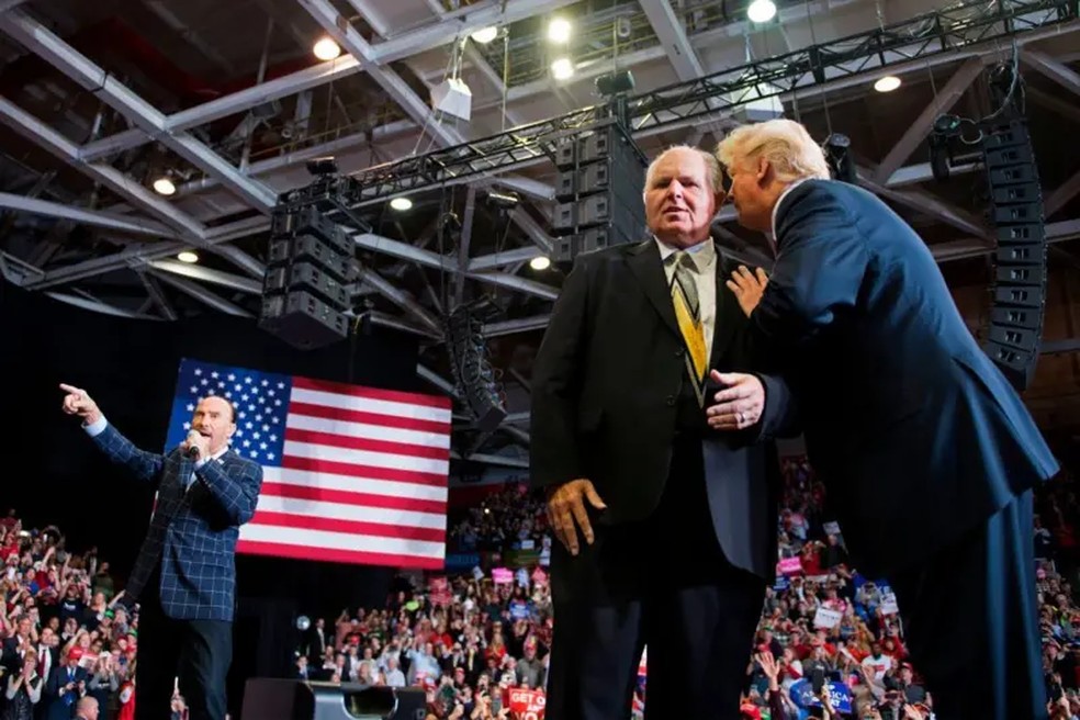 O falecido comentarista conservador Rush Limbaugh, visto aqui com Donald Trump em 2018, foi um dos primeiros a criticar abertamente Francisco nos EUA — Foto: Getty Images/BBC