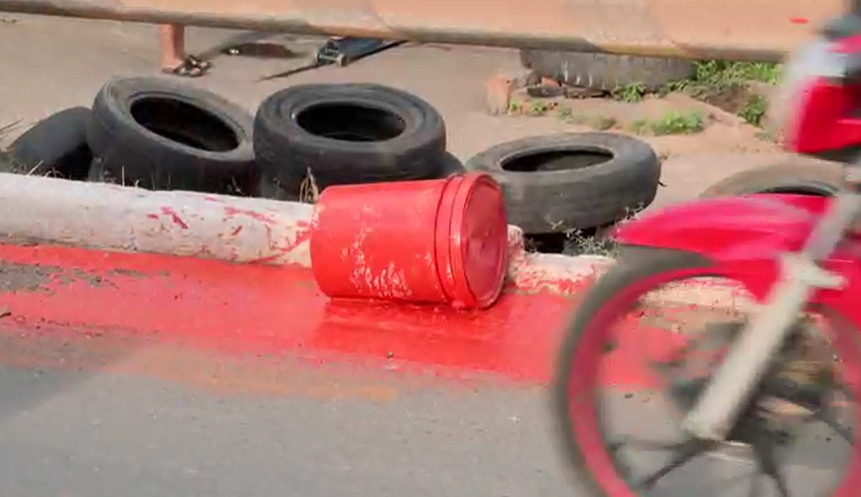 Latas de tinta na pista provocam acidente envolvendo carro com bebê e motociclista em Cuiabá