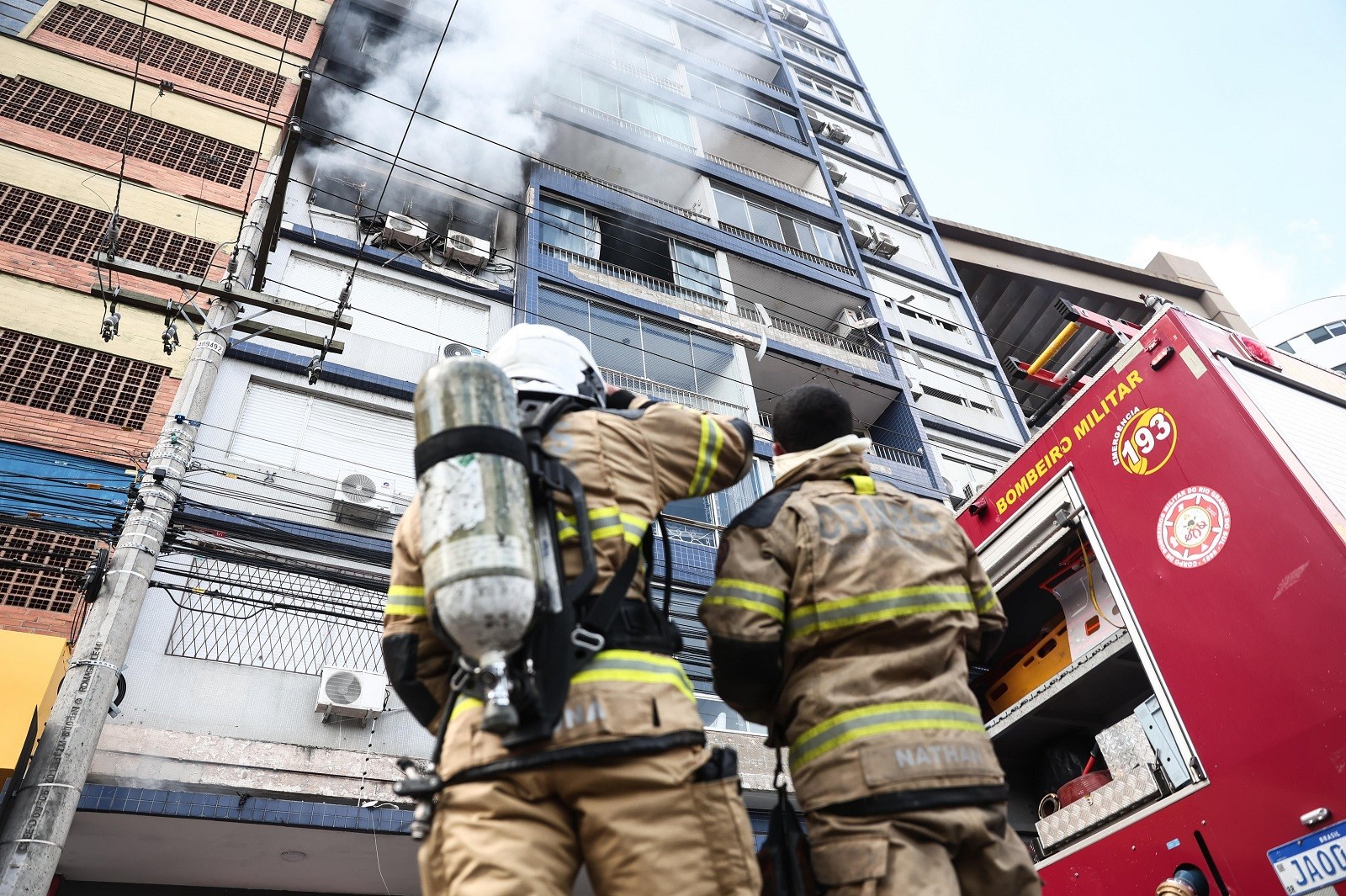 Incêndio atinge 5º andar de prédio residencial no Centro de Porto Alegre