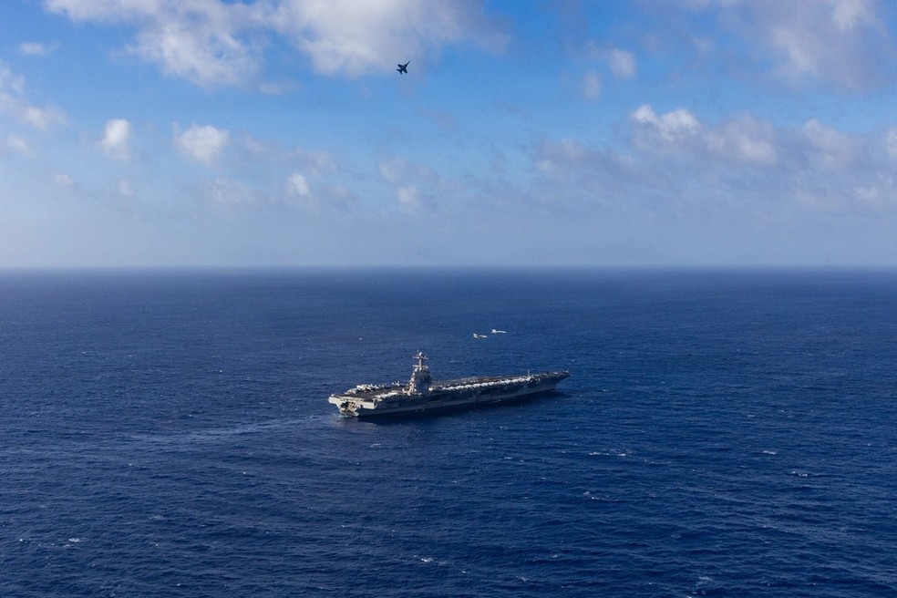 Porta-aviões USS Gerald Ford, da Marinha dos Estados Unidos, navegando pelo Oceano Pacífico a caminho do mar do Caribe. Foto tirada em 5 de novembro de 2025. — Foto: Alyssa Joy/Marinha dos Estados Unidos