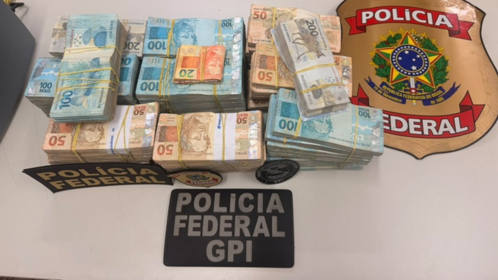 Homem é preso com R$ 830 mil próximo a agência bancária no PI