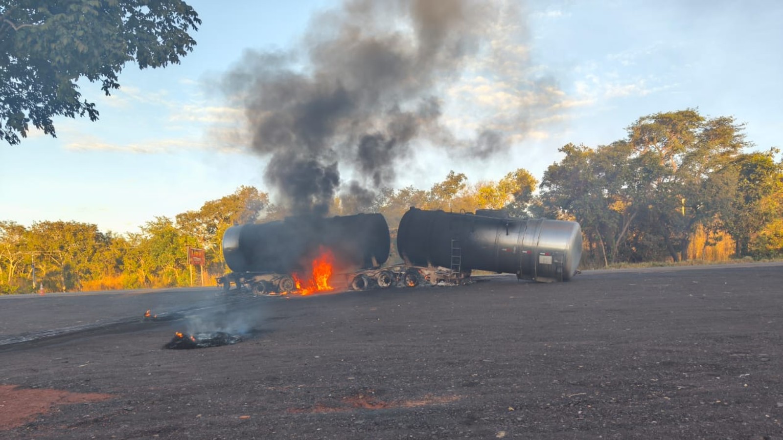 Caminhão fica destruído após pegar fogo na BR-135, no Piauí; motorista conseguiu sair de veículo em chamas