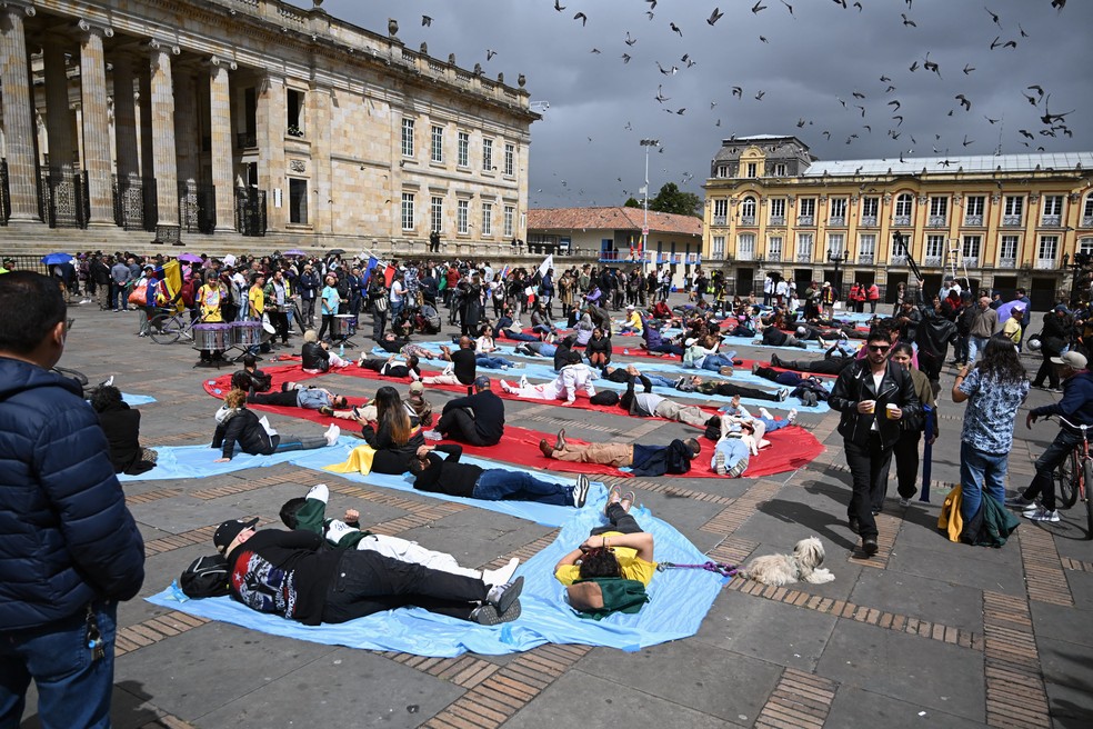 Esquerda coombiana faz protestos contra o presidente recém-empossado Abelardo de la Espriella — Foto: Vanexa Romero / AFP