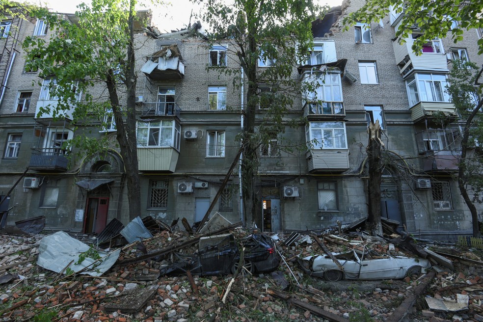 Ataque russo provocou estragos em zona residencial ucraniana, em 19 de abril de 2024 — Foto: REUTERS/Mykola Synelnykov
