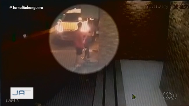 Policial militar ameaa casal com arma em fila de fast food, em Goinia