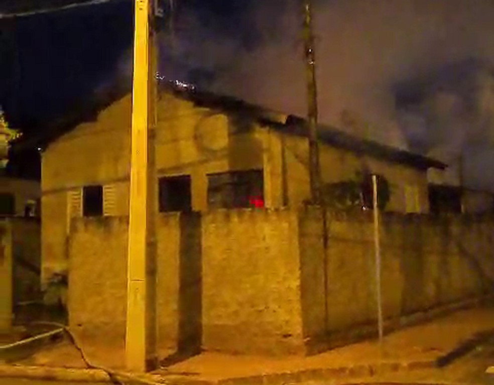 Incêndio destruiu casa de alvenaria em Rancharia (SP), nesta terça-feira (15) — Foto: Redes sociais