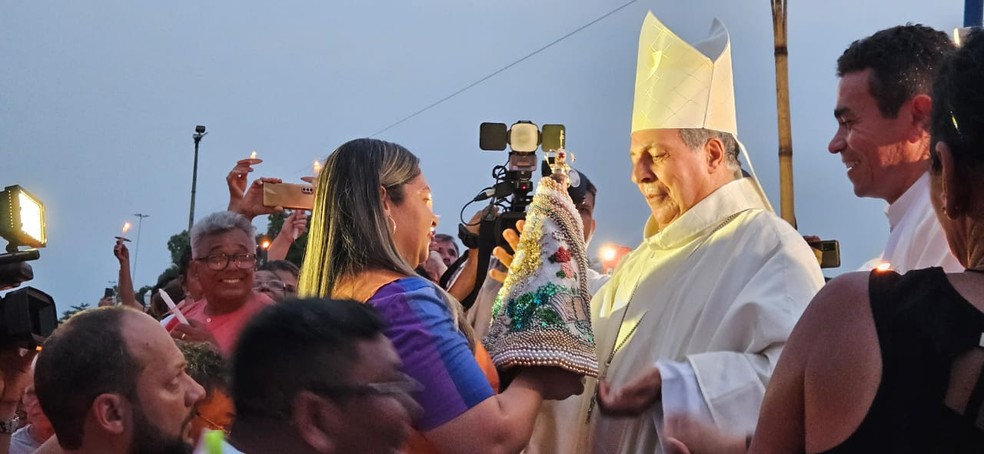 Bispo recebe imagem de Nossa Senhora de Nazaré — Foto: Tácita Muniz/g1
