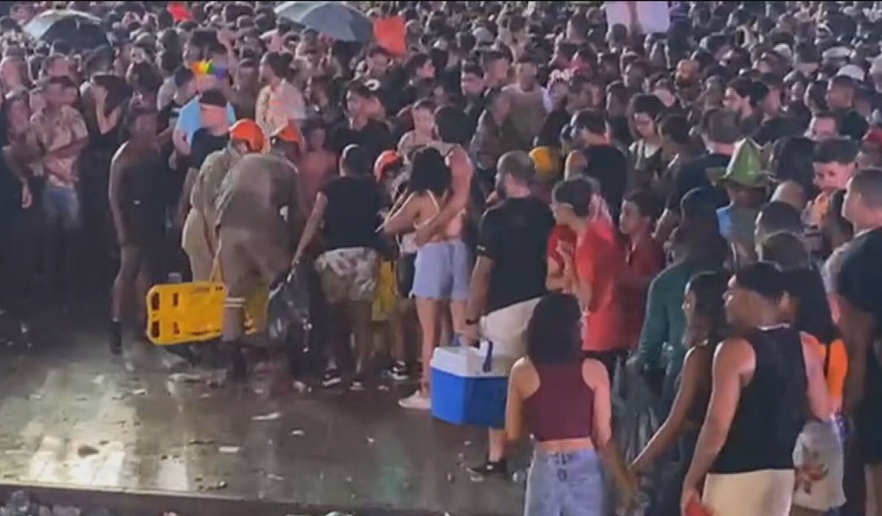 Bombeiros socorrem vítima de briga no Marco Zero em shows do carnaval do Recife na noite da segunda-feira (12) — Foto: Reprodução/TV Globo