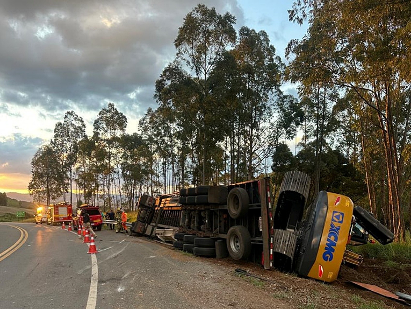 Caminhoneiro morre após carreta tombar na BR-459 em Caldas