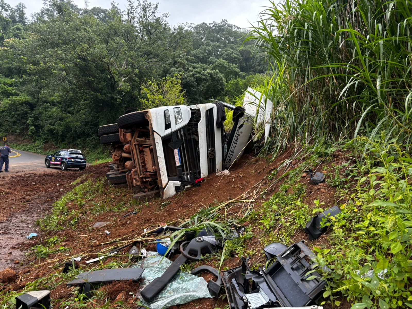 Sem acostamento, placas cobertas e exigência de habilidade: professor da Unicamp analisa Serra de São Pedro após série de acidentes