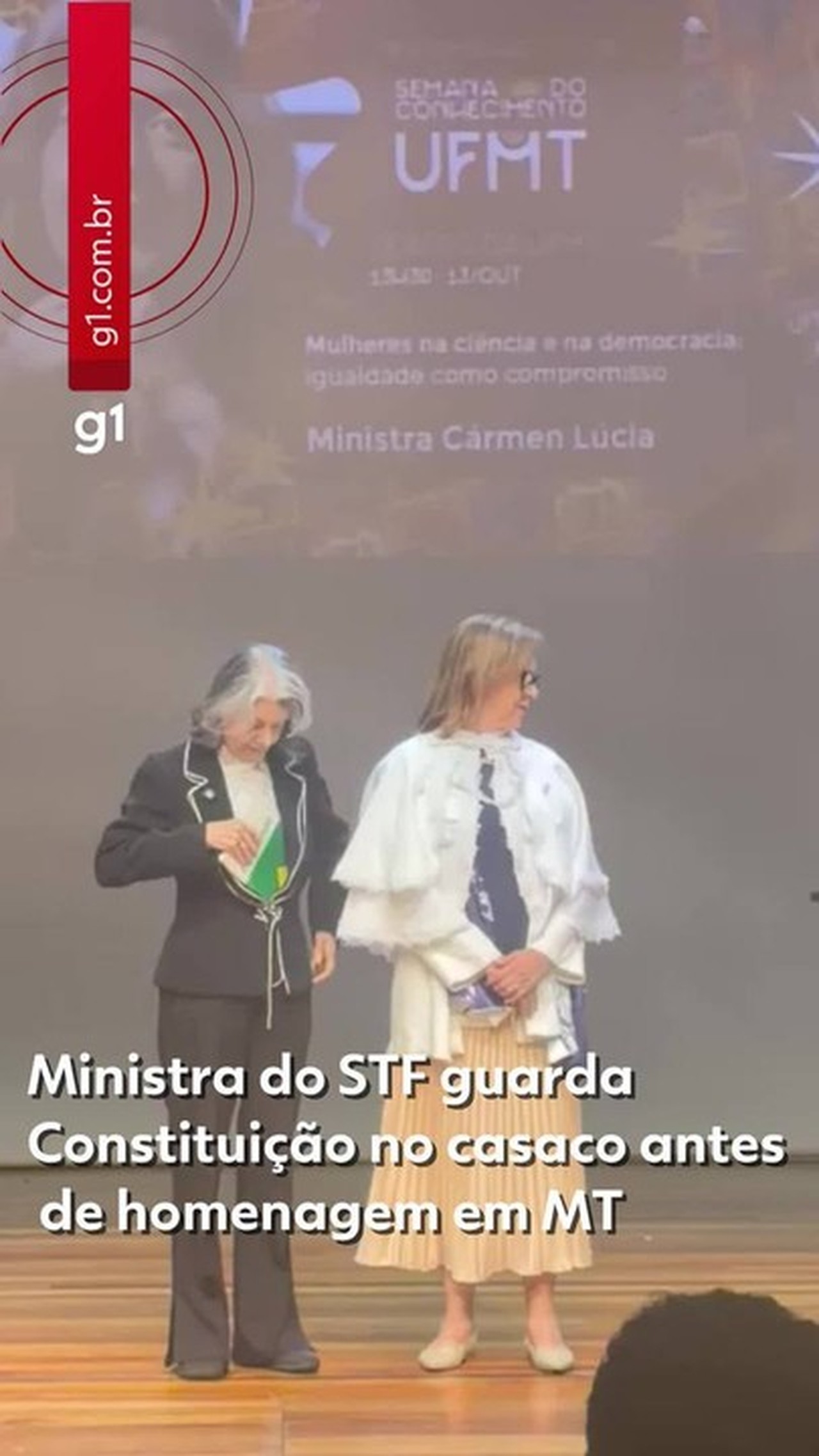 VÍDEO: ministra Cármen Lúcia não desgruda da Constituição em evento e guarda livro dentro do casaco para receber homenagem em MT