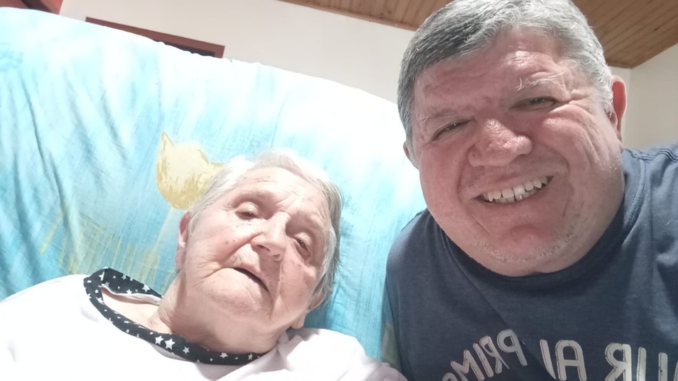 Nestor ao lado da mãe, Nair, que passou pelo tratamento com cannabis medicinal — Foto: Arquivo pessoal