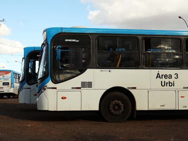 Mulher morre após se desequilibrar ao descer de ônibus em Samambaia, no DF
