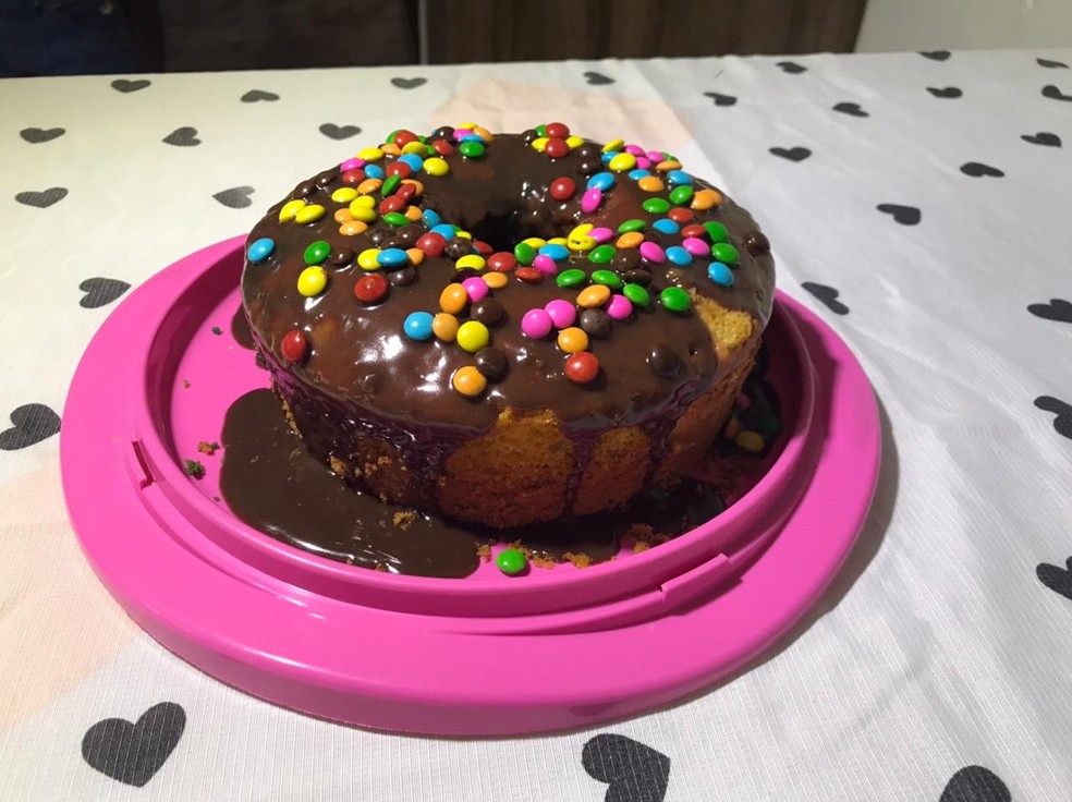 A estudante Maria Luiza de Jesus Obici, de 5 anos, moradora de Presidente Prudente (SP), ensina a preparar um delicioso Bolo Colorido com cobertura de brigadeiro e confetes, para o Mês da Criança — Foto: Vinicius Alonso/TV Fronteira