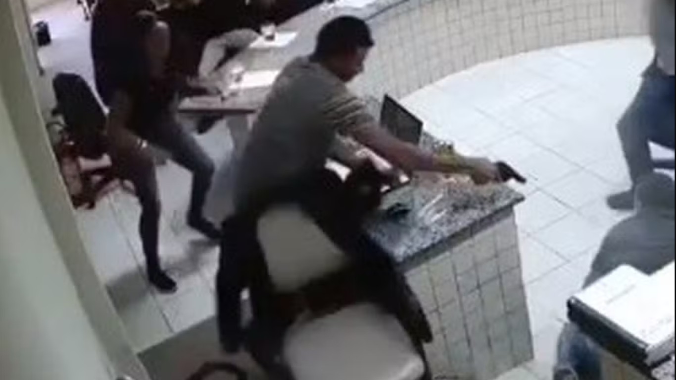 Homem que atirou em réu durante júri para vingar pai é absolvido em PE