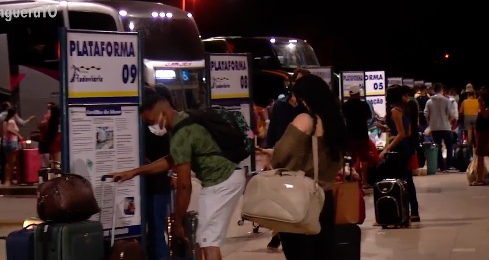 Rodoviária de Palmas lotada durante o período de férias em 2021 — Foto: Reprodução/TV Anhanguera