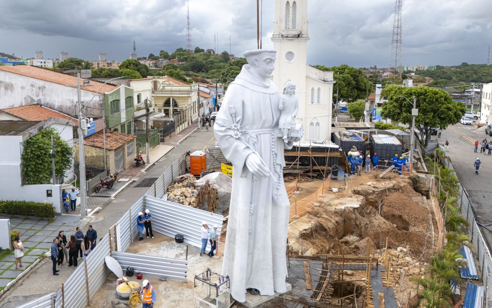 Escultura de Santo Antônio de 12 metros e três toneladas é instalada em Aracaju