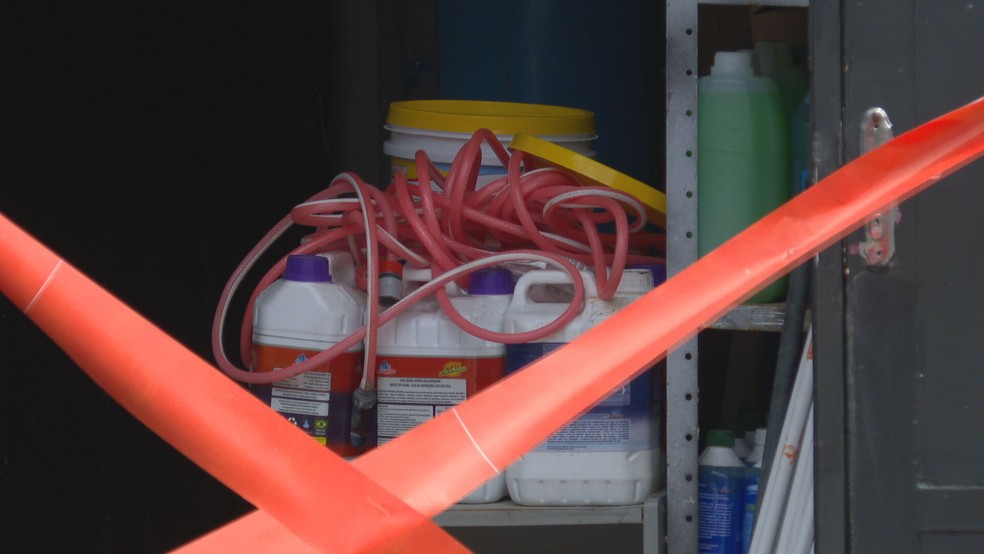 Produtos de limpeza foram encontrados na área da piscina — Foto: TV Globo