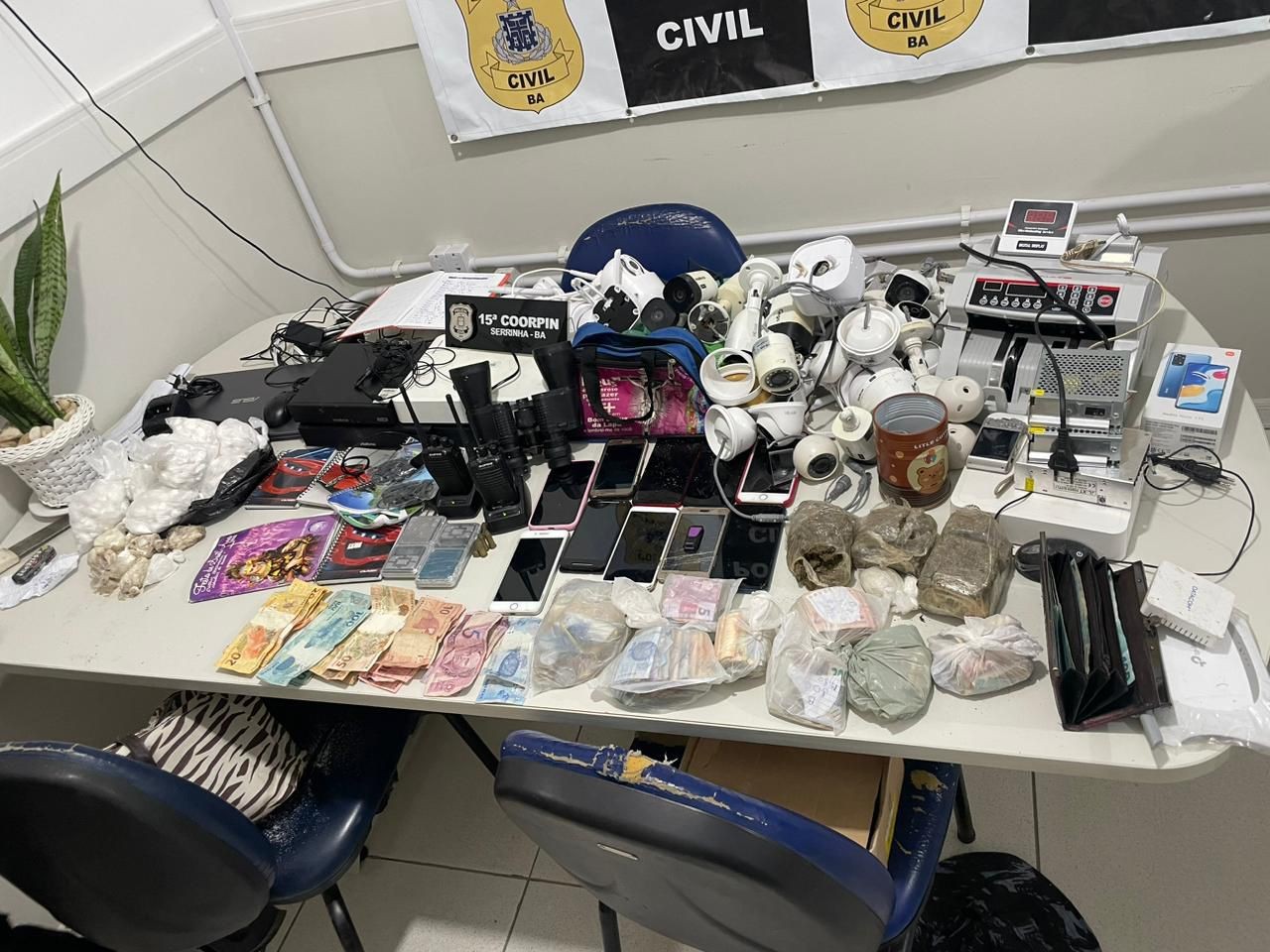Suspeito de chefiar tráfico de drogas em cidade no interior da BA é preso com dois comparsas; trio estava com R$ 20 mil em espécie