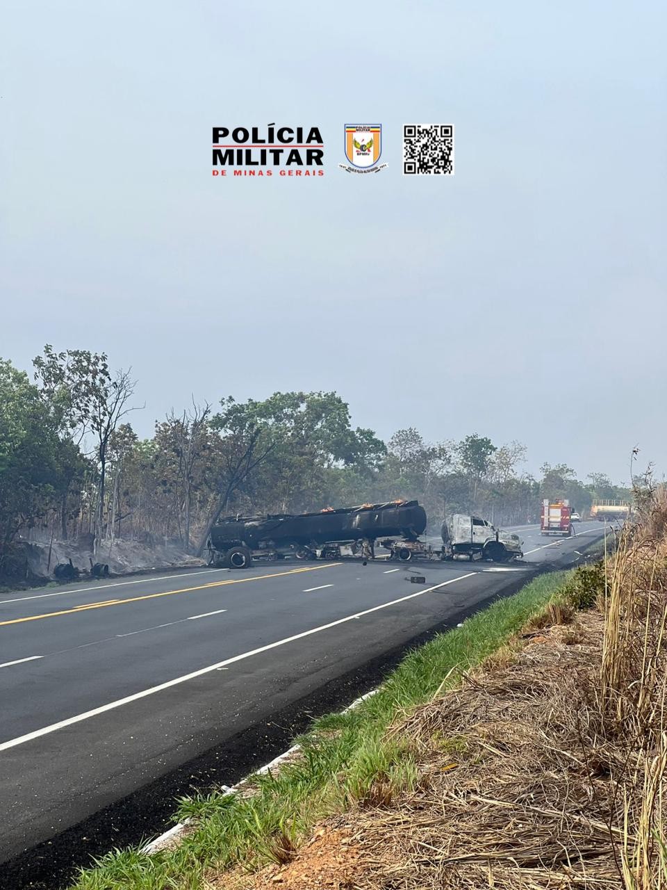 Carreta pega fogo e motorista morre ao ficar preso às ferragens na BR-135; pista está totalmente interditada