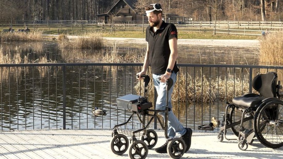 Homem paraplégico volta a andar após receber implantes no cérebro em técnica pioneira — Foto: WEBER GILLES