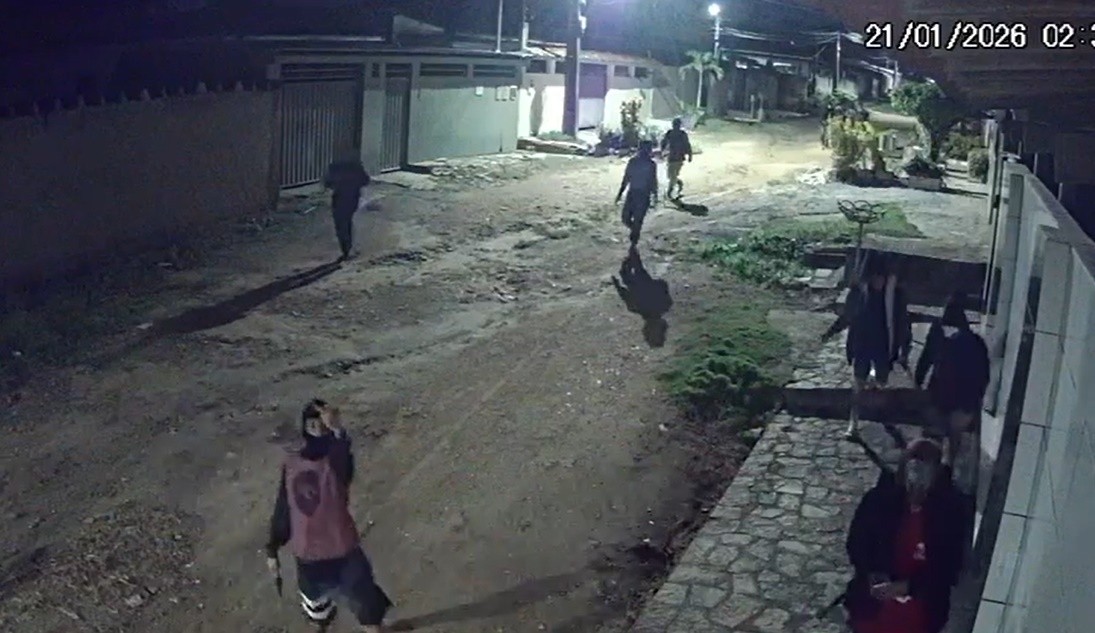 Câmera de segurança registra grupo fortemente armado andando pelas ruas de Bayeux; VÍDEO  