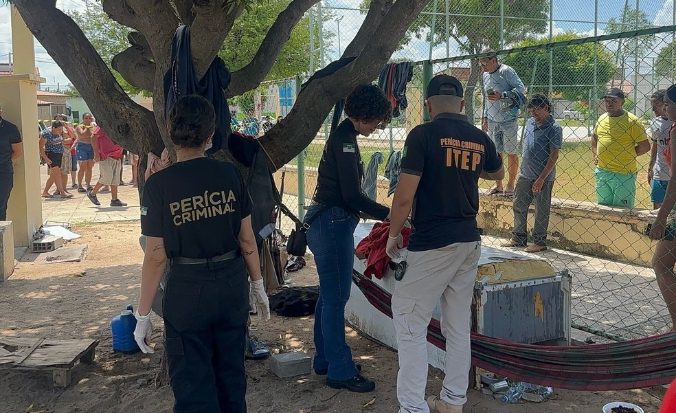 Peritos analisam local onde homem em situação de rua foi encontrado morto em Mossoró — Foto: Blog Passando na Hora/Cedida
